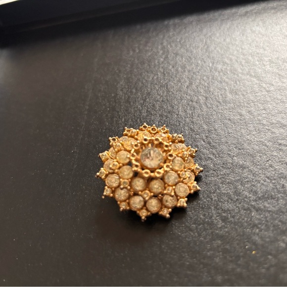 Elegant Vintage Gold Floral Brooch - Picture 2 of 7